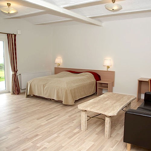 <div style='background-color:#f8ebc9; color:#000000; padding-left:4px; padding-bottom:4px;'><b>VÆRELSER</b>
Klik for at læse mere</div>